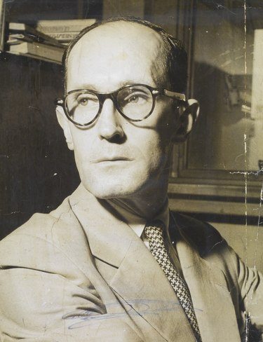 lossy_page1_375px_carlos_drummond_de_andrade_1970tif.jpg