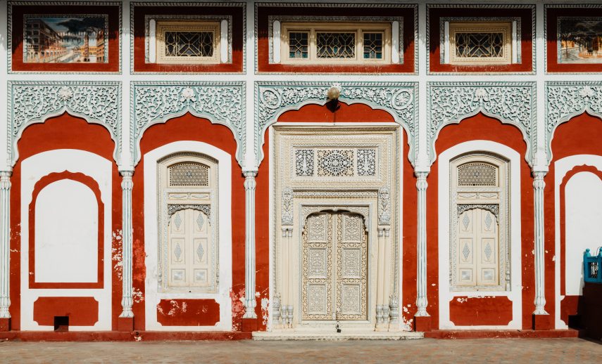 red_and_white_framed_beige_doors_2240890.jpg
