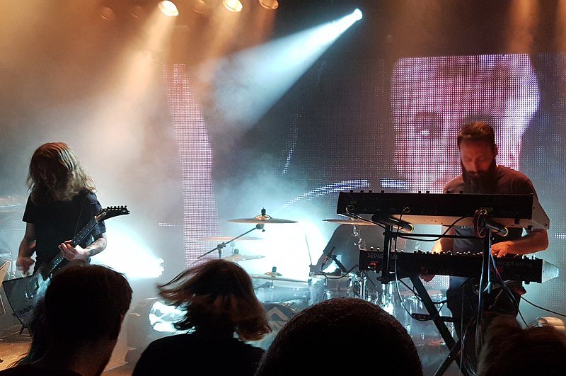 800px_carpenter_brut_live_performance_hamburg_2018.jpg