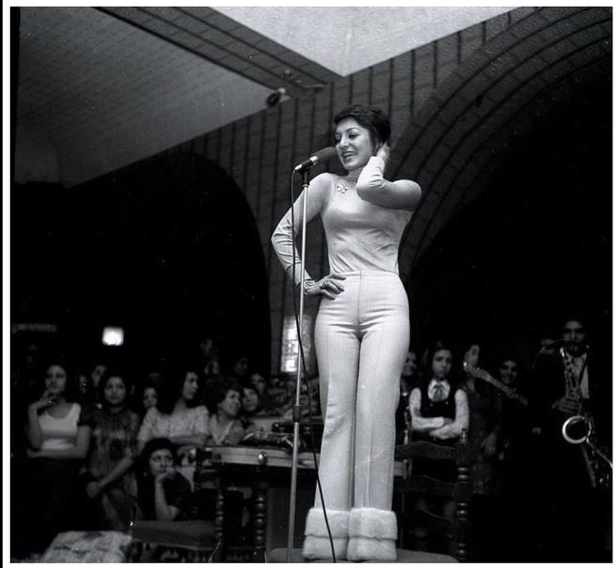 googoosh_singing_1969.jpg