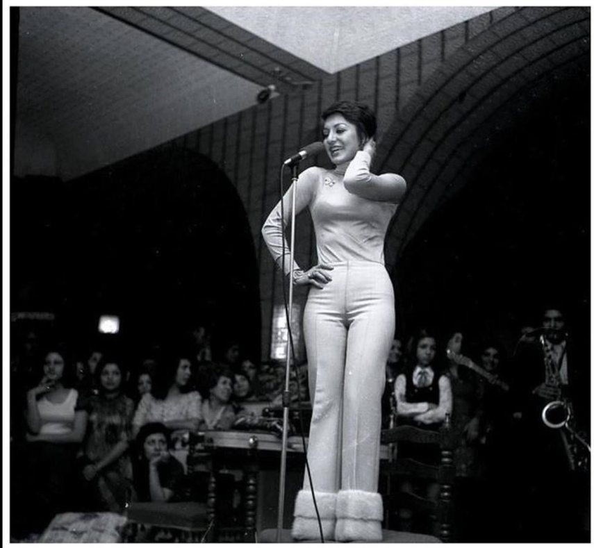 googoosh_singing_1969.jpg