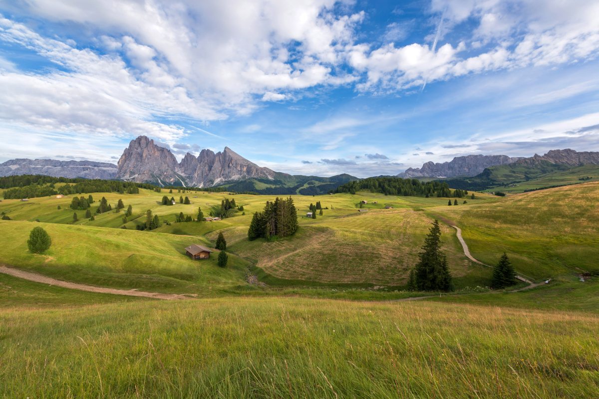 beautiful_landscape_with_sky_and_clouds_in_italy.jpg