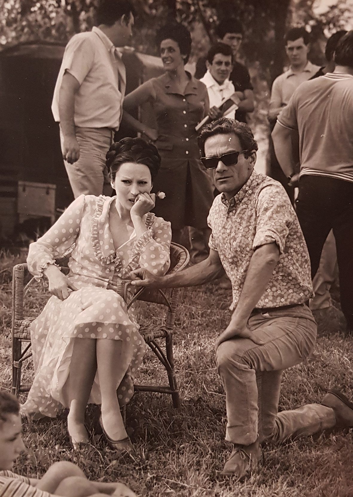 agenzia_dufoto_pier_paolo_pasolini_e_silvana_mangano_durante_le_riprese_di_edipo_re.jpg