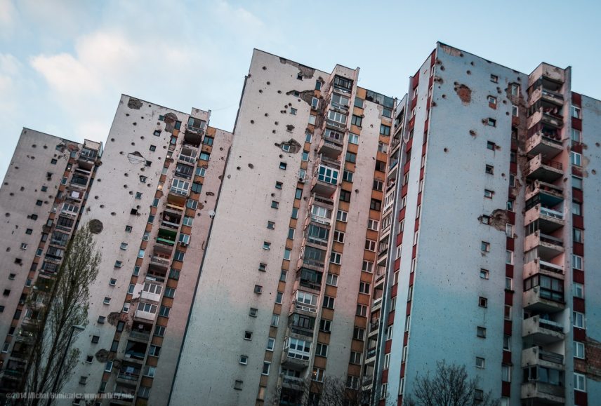 war_damage_on_sarajevo_buildings_14024736919.jpg