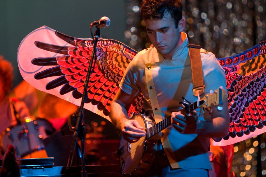 sufjan_stevens_playing_banjo.jpg