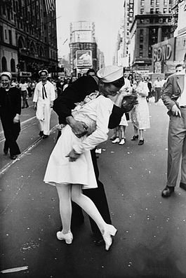 legendary_kiss_vj_day_in_times_square_alfred_eisenstaedt.jpg